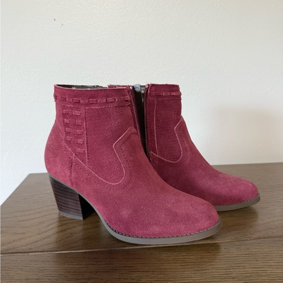 NWOB Women's Burgundy Ankle Boots - Picture 1 of 6